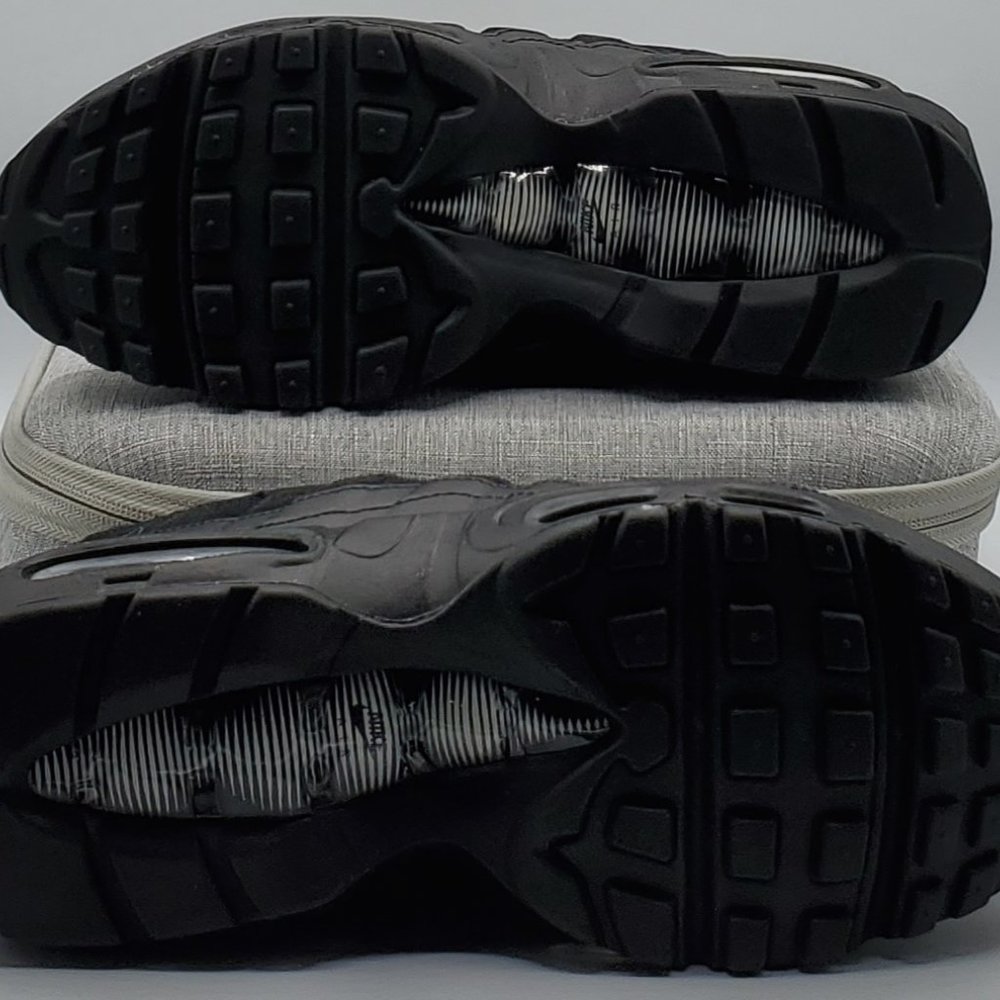 NIKE AIR MAX 95 ESSENTIAL TRIPLE BLACK Mens Size 6 - Picture 5 of 8
